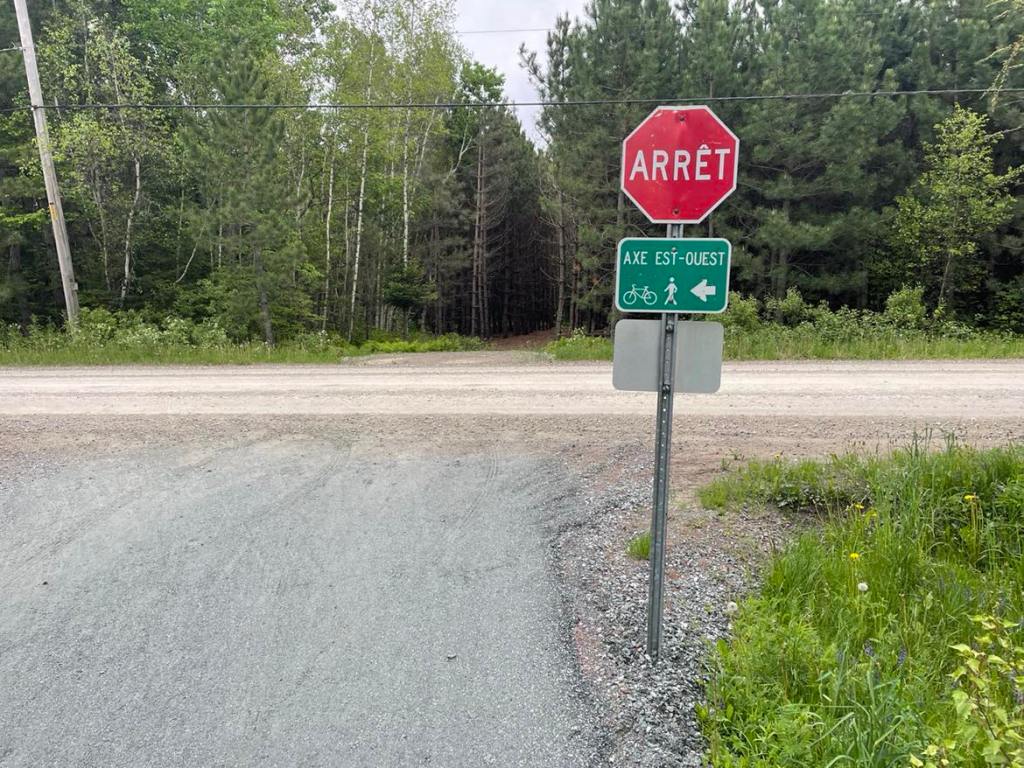 Un nouveau lien cyclable à Eastman relie désormais la Route verte au Sentier de l'Ardoise, améliorant la connectivité en Estrie. Cette initiative relance l'idée d'une grande boucle cyclable régionale qui pourrait faire des Cantons-de-l'Est une destination incontournable pour le cyclotourisme.