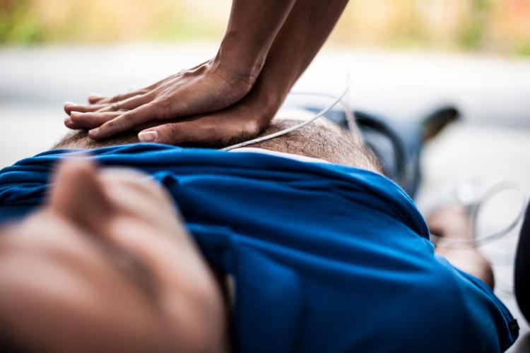 Massage cardiaque sur la piste&nbsp;cyclable
