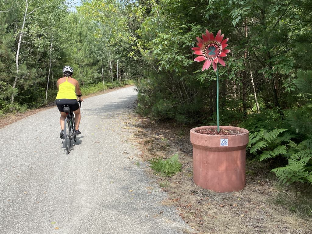 Parcours fleuri et coloré pour se rendre à Kingsey Falls&nbsp;[PHOTOS]