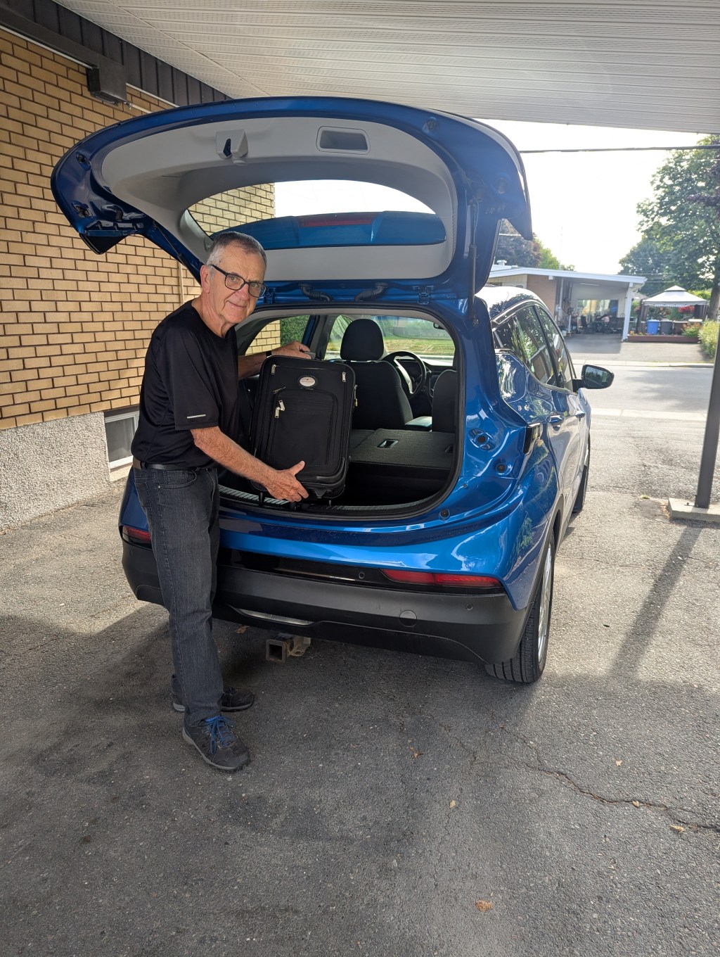 Après avoir vaincu le cancer, il devient livreur de bagages de&nbsp;cycliste