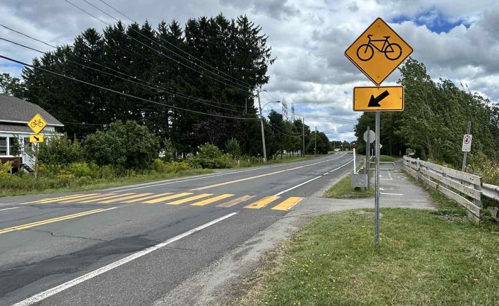 Des lignes jaunes et une pancarte jaune, mais pas de&nbsp;priorité