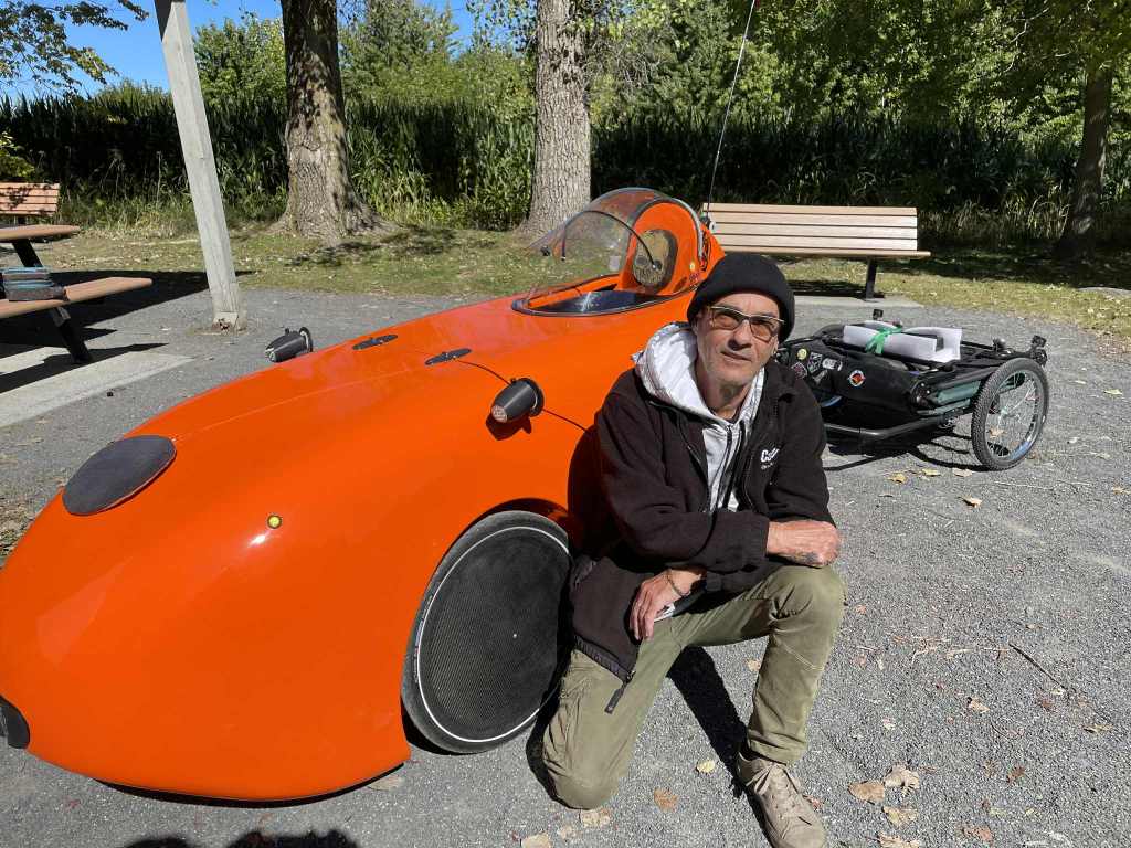 Eddy Crough ne passe pas inaperçu avec son vélo&nbsp;mobile