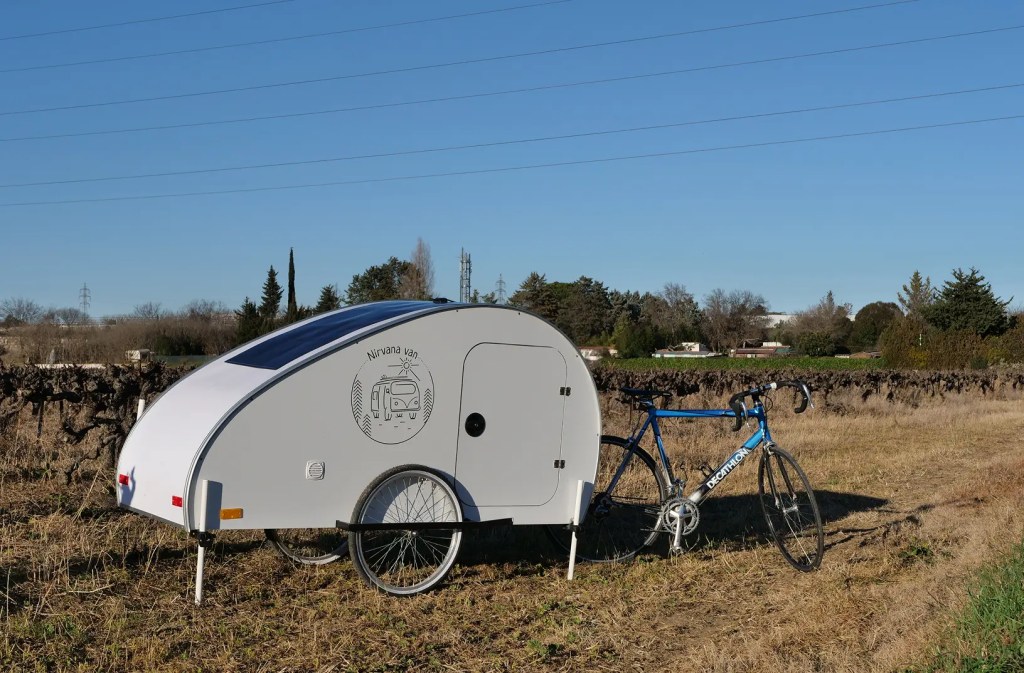 Cinq remorques pour cyclo-campeurs