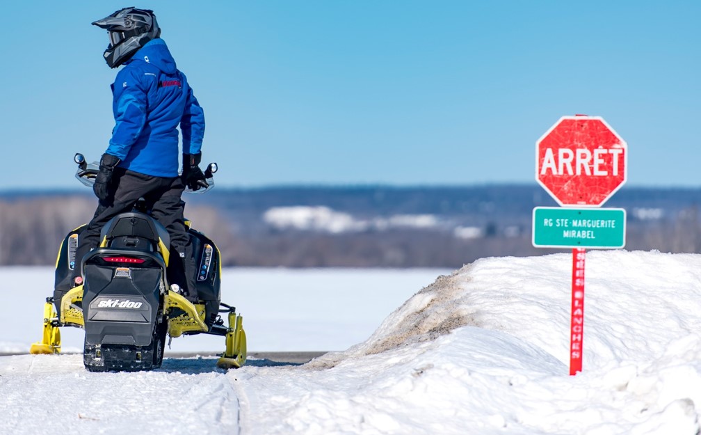 Piste cyclable : quand motoneigistes et cyclistes font bon&nbsp;ménage