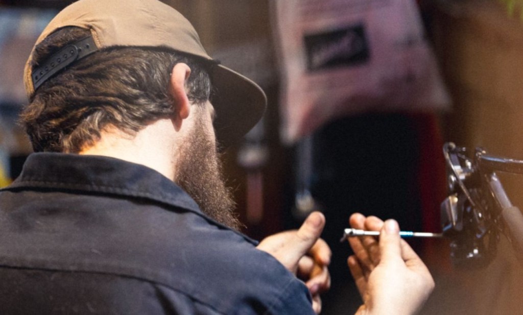 En panne sur une piste cyclable? Ces cinq ateliers peuvent sauver votre&nbsp;sortie