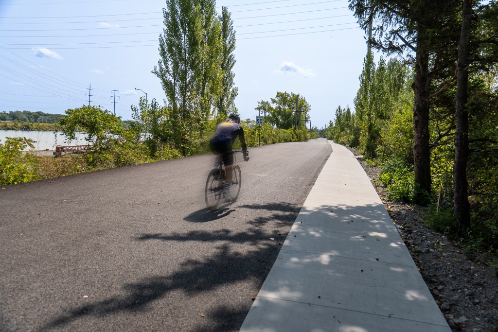 Montréal : la Promenade fluviale rouvre avec un revêtement tout neuf