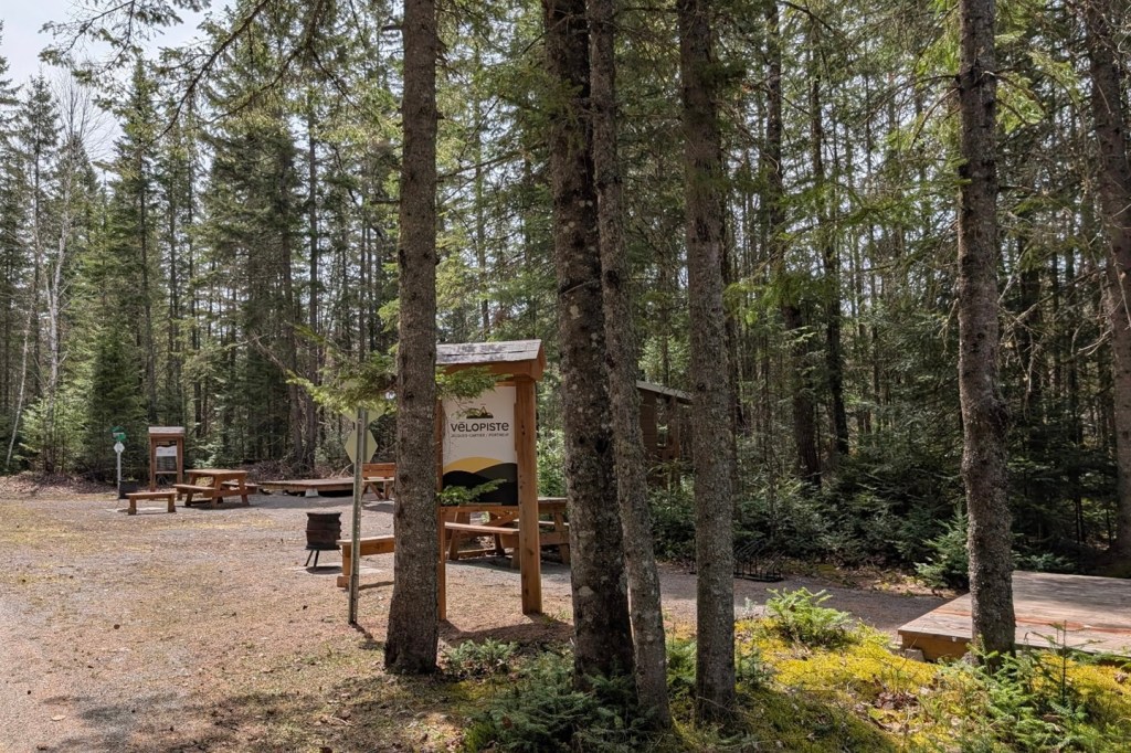 Camper directement sur le bord de la piste cyclable