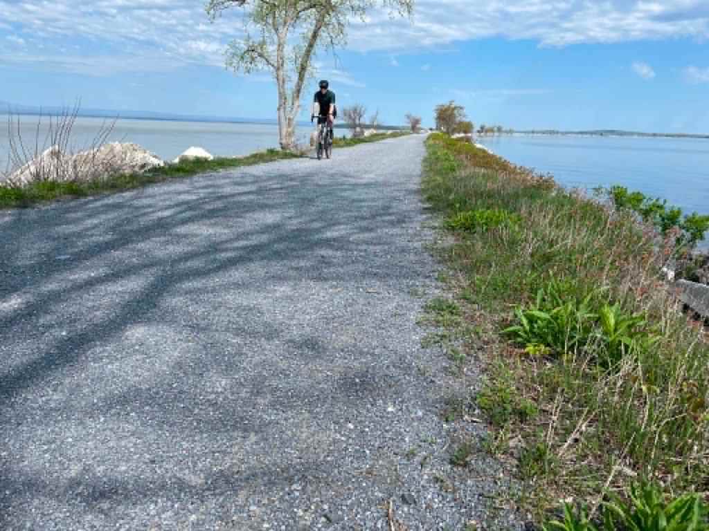 Cette piste cyclable qui traverse un lac&nbsp;[PHOTOS]