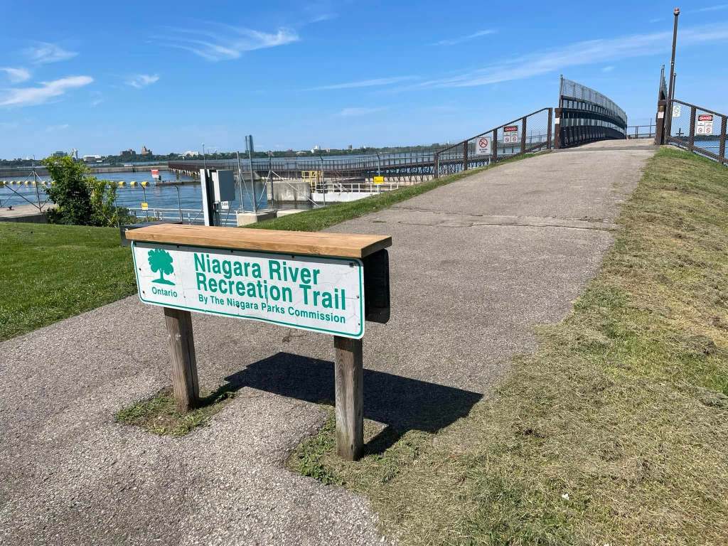 Des cyclotouristes de la Nouvelle-Zélande découvrent la région de&nbsp;Niagara